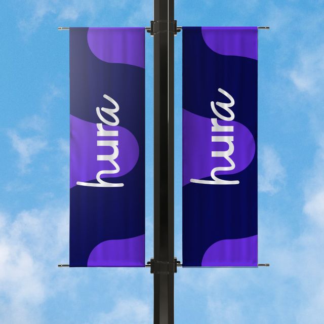 Paarse vlaggen met het Hura-logo