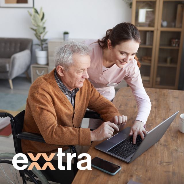 Campagnebeeld van Exxtra met een oudere man en een zorgverlener aan een laptop